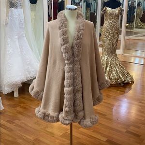 ✔️ Camel color cape or shawl